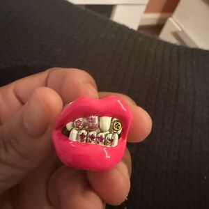 Meaculpa Ring Pink Lips Ring with Gemstone Teeth